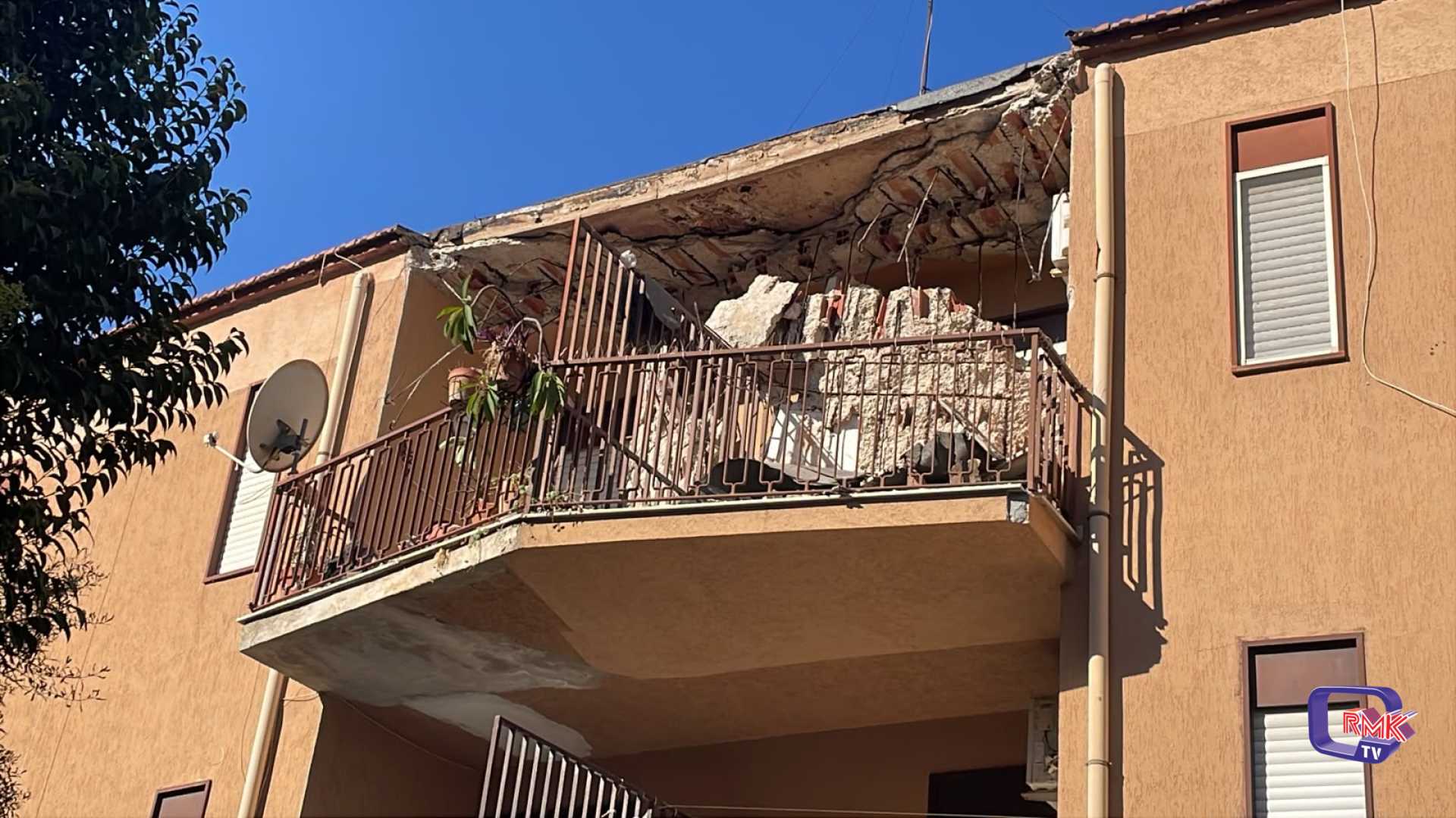 Sciacca. Parte del tetto di un fabbricato crolla sul balcone, nessun ferito